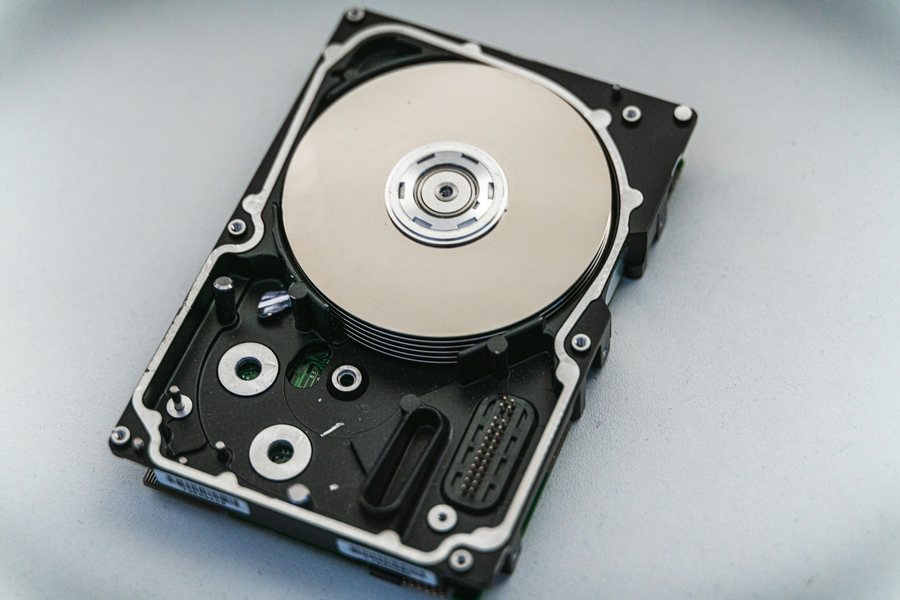 分解したハードディスクの内部